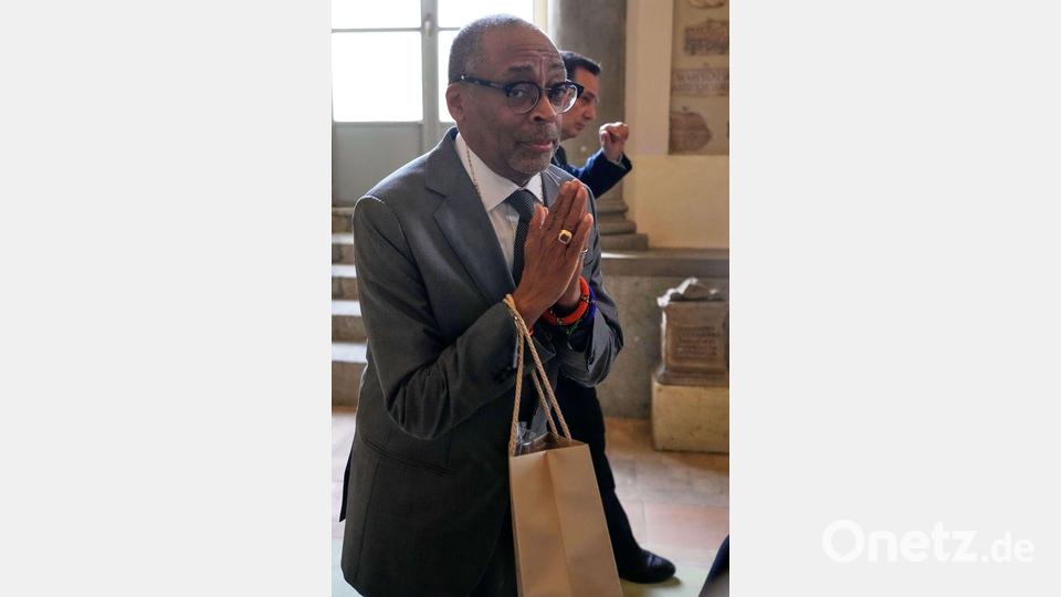 Filmregisseur Spike Lee verlässt nach einer Audienz beim Papst den Vatikan. Bild: Gregorio Borgia/AP/dpa