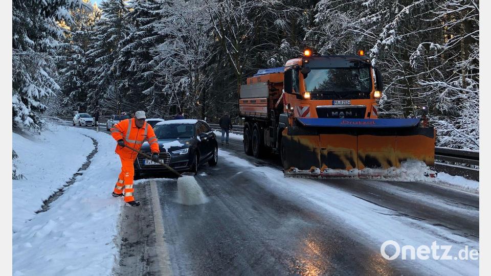 Schnee und Glätte können für schwierige Bedingungen im Straßenverkehr sorgen. (Archivbild) Bild: Ute Wessels/dpa