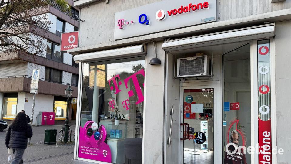 Ein Mobilfunkshop, in dem Verträge für die Handynetze der drei etablierten deutschen Netzbetreiber zu haben sind. Bild: Wolf von Dewitz/dpa