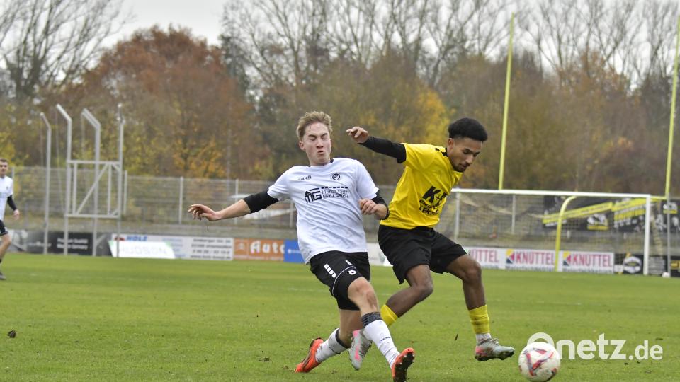 Ganz knappe Kaste: Tizian Hammer (links) und die Sportfreunde Ursulapoppenricht trennten nur noch fünf Minuten von einem Sieg gegen Tabellenführer FC Amberg. Bild: Hubert Ziegler
