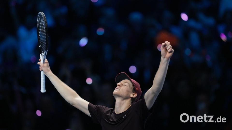 Feiert den erneuten Triumph bei den ATP Finals: Jannik Sinner Bild: Antonio Calanni/AP/dpa