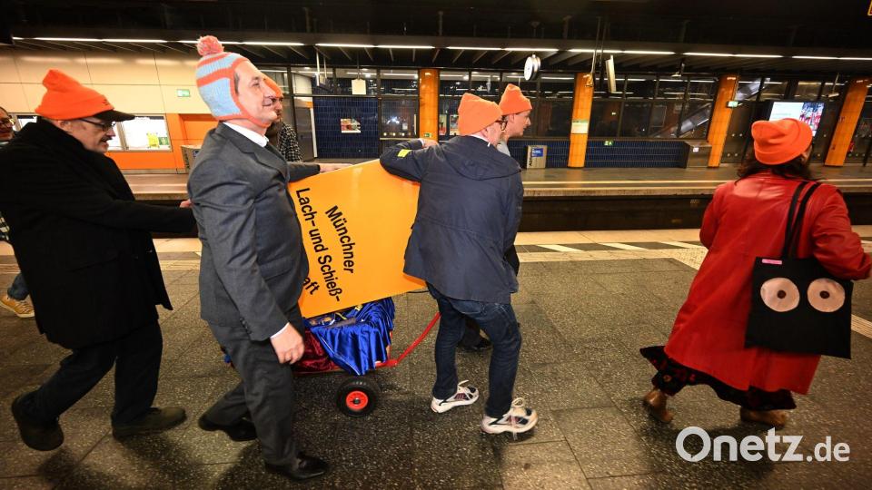 Die Münchner Lach- und Schießgesellschaft ist umgezogen - per U-Bahn und S-Bahn von Schwabing ins Kulturzentrum Gasteig. Bild: Felix Hörhager/dpa