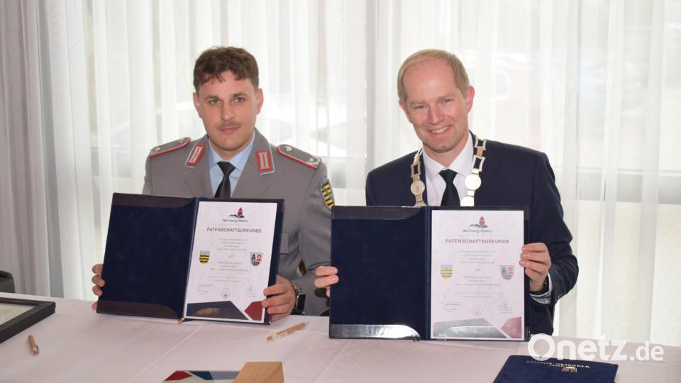 Major Sambale und Bürgermeister Konrad Kiener unterzeichnen die Patenschaftsurkunden zwischen der 3. Batterie des Panzerartilleriebataillons 375 Weiden und der Marktgemeinde Wernberg-Köblitz. Bild: bnr