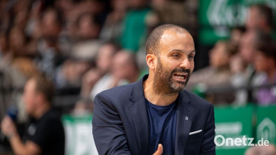 T.J. Parker vertrat erneut den erkrankten Gordon Herbert als Bayern-Coach. Bild: Harald Tittel/dpa