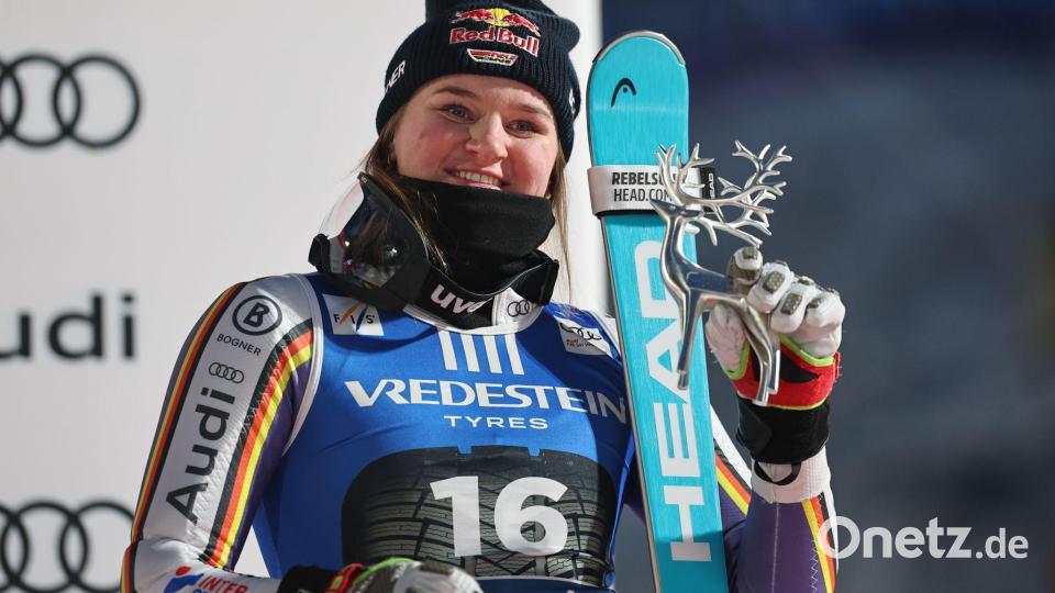 Emma Aicher jubelt über ihren dritten Platz beim Slalom von Levi. Bild: Marco Trovati/AP/dpa
