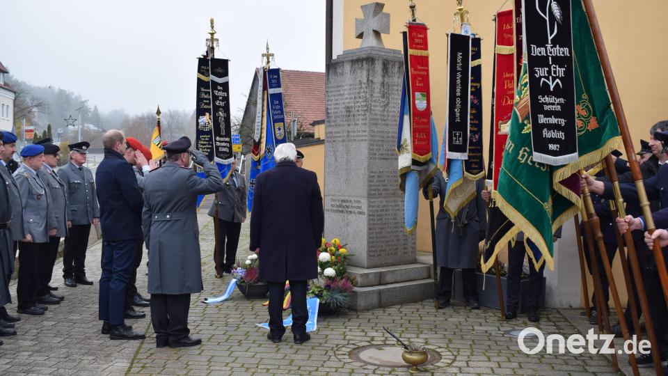 Zum ehrenden Gedenken an die Opfer beider Weltkriege wurde am Ehrenmal ein Kranz niedergelegt. Die "Naabtaler Musikanten" intonierten dazu das Lied vom "Guten Kameraden". Bild: bnr