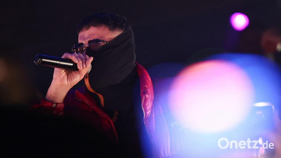 Der Rapper zeigte sich beim Auftritt in Gießen erneut verhüllt. Bild: Hannes P. Albert/dpa