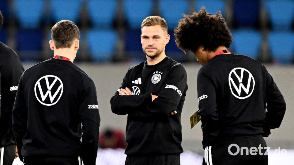 Der verletzte Kapitän Joshua Kimmich steht auf dem Rasen des Stadions in Luxemburg. Bild: Federico Gambarini/dpa