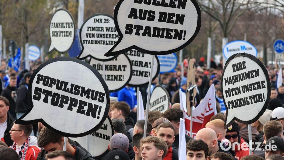 Fans vieler Vereine kamen zu dem Protestmarsch. Bild: Jan Woitas/dpa