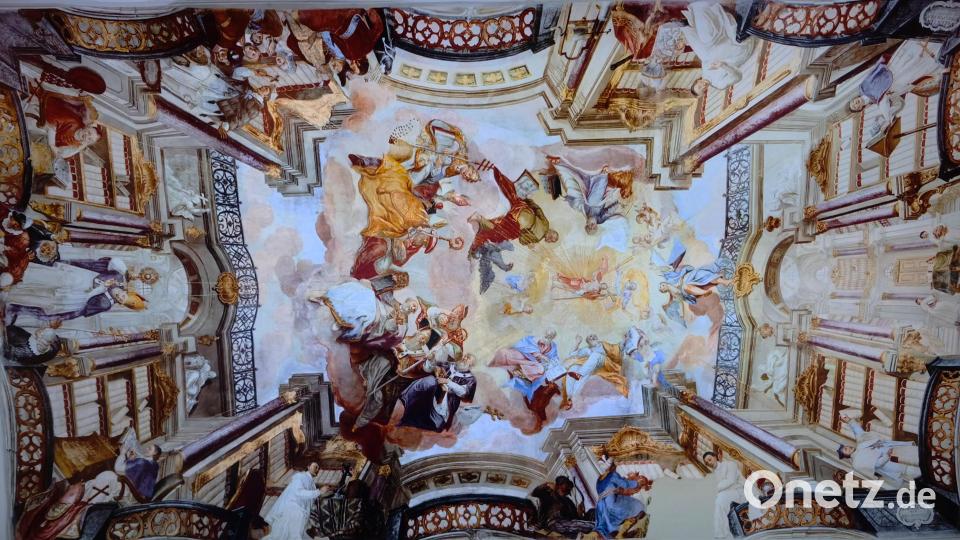 Beeindruckt zeigten sich die zahlreichen Besucher bei Einblicken in die &quot;gemalte Bibliothek&quot; des Klosters Speinshart. Bild: Robert Dotzauer