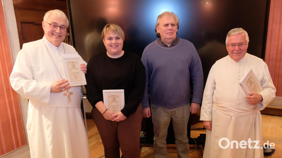 Altabt Hermann Josef Kugler (links) stellte den vierten Band der Reihe &quot;Speinshartensia&quot; vor. Sein Dank galt unter anderem den Autoren Professor Ulrich Leinsle (rechts), Schriftsteller Adolf Mörtl (Zweiter von rechts) und Daniela Kleber vom Team der Werbeagentur Bildpunkte. Bild: Robert Dotzauer