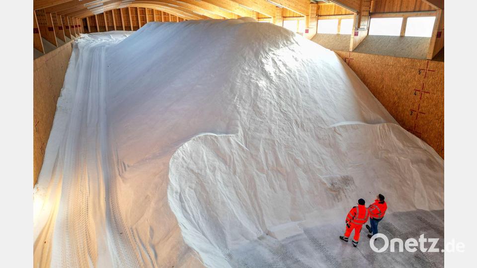 Der Winter kann kommen: 4400 Tonnen Streusalz liegen in der Salzhalle der Stadtreinigung Leipzig bereit. Bild: Jan Woitas/dpa