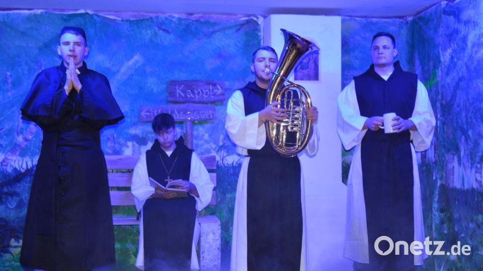 Die Waldsassener Mönche zeigten sich trinkfest, hier im Gespräch mit dem Münchenreuther Pfarrer (Lukas Forster) links im Bild. Bild: jr