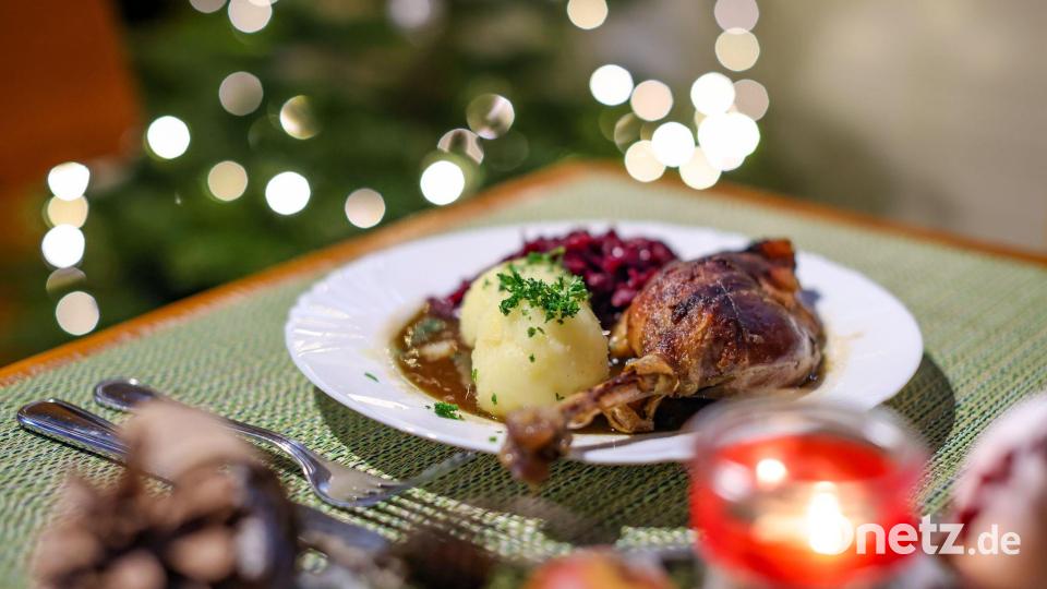Wird der Gänsebraten im Restaurant auch als Folge der Geflügelpest teuer? (Symbolbild) Bild: Jan Woitas/dpa-Zentralbild/dpa