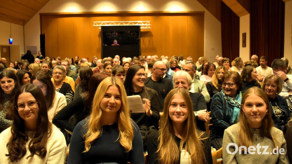Die Premiere war ausverkauft, Jung und Alt im Publikum wurden nicht enttäuscht und erlebten im Pfarrzentrum durchwegs einen lustigen, aber auch nachdenklich stimmenden Theaterabend. Bild: ubb