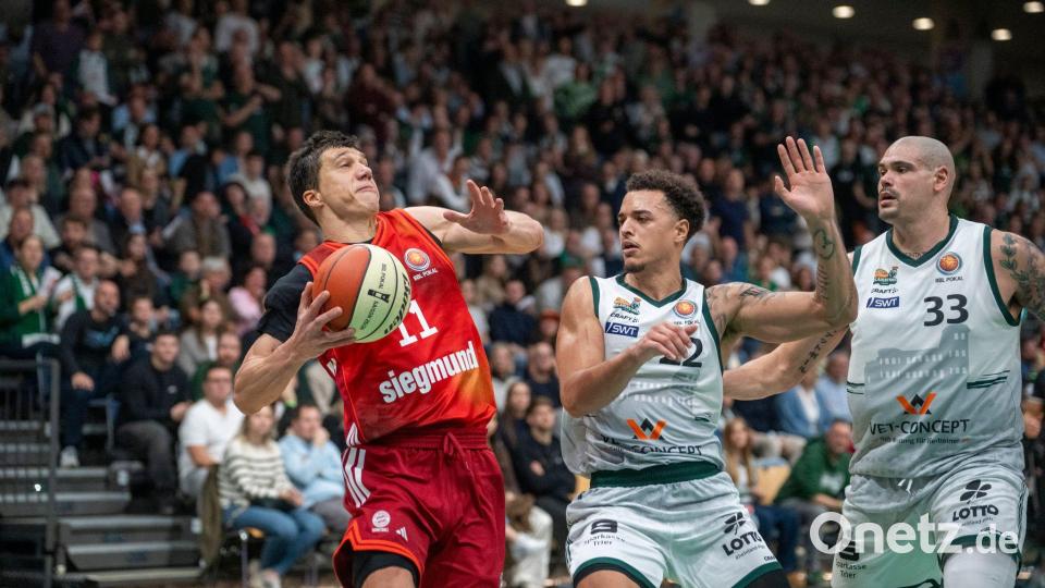 Vladimir Lucic (l) und die Bayern-Basketballer erreichten souverän das Top Four der Basketball-Bundesliga. Bild: Harald Tittel/dpa