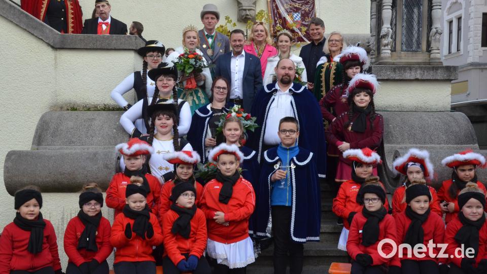 Die Proklamation des neuen Prinzenpaares der Narrhalla Weiden fand auf der Treppe des Alten Rathauses statt. Bild: Kunz