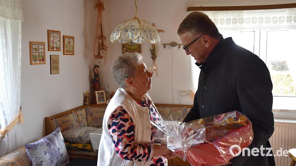 Bürgermeister Franz Stahl überreichte Frieda Herzog einen Geschenkkorb und überbrachte die Glückwünsche der Stadt Tirschenreuth. Bild: ubb