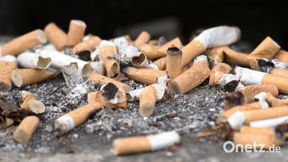 Reste von gerauchten Zigaretten in einem Aschenbecher. Bild: Ralf Hirschberger/dpa-Zentralbild/dpa