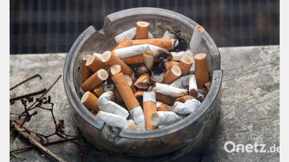 Ein voller Aschenbecher steht auf einem Fensterbrett. Bild: Soeren Stache/dpa