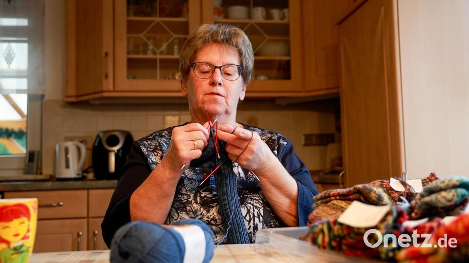 Brigitte Steinkohl strickt über 80 Paar Socken für den Weihnachtsverkauf auf dem Hof der Familie. Bild: rw