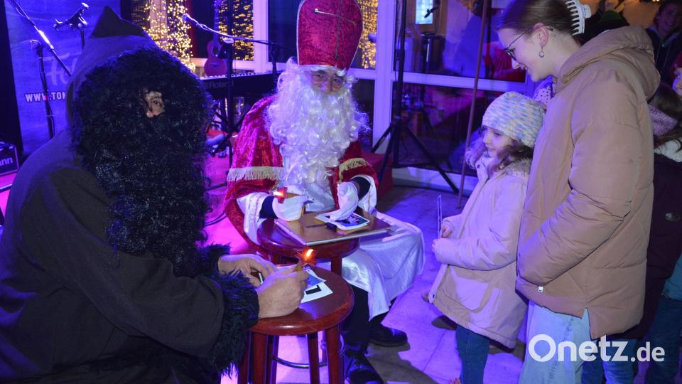 Sankt Nikolaus und Knecht Ruprecht verteilten beim diesjährigen "Winterzelt" Autogramme. Bild: jr