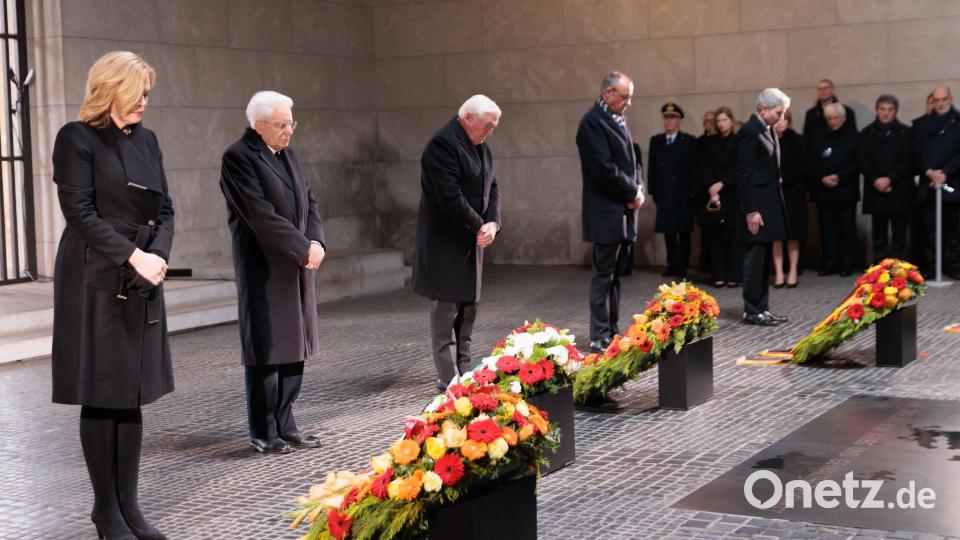 Vor der Gedenkstunde zum Volkstrauertag legen die Spitzen des Staates und Italiens Präsident Mattarella Kränze in der Neuen Wache in Berlin nieder Bild: Carsten Koall/dpa