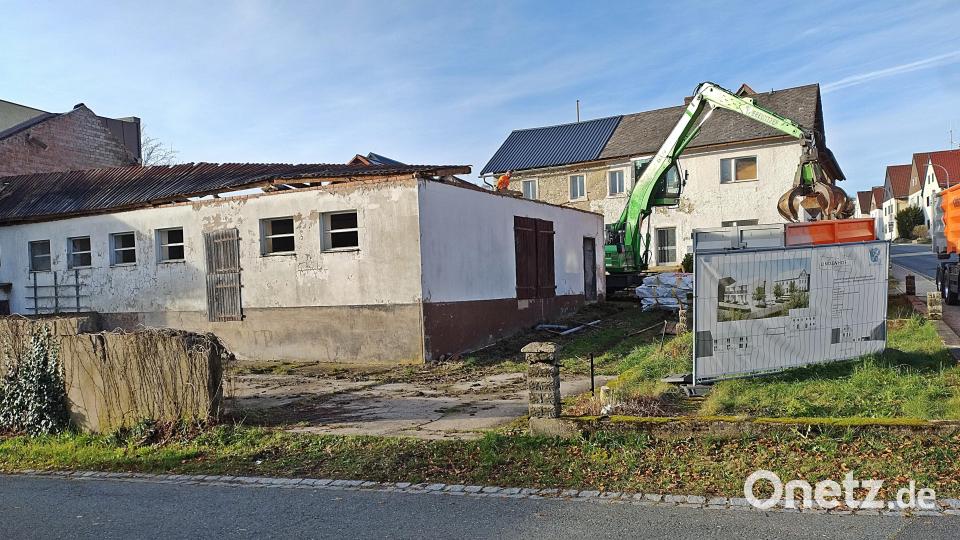 Das Dach ist bereits entfernt und in einem großen Container verschwunden. Dann ist das Mauerwerk dran. Bild: ld