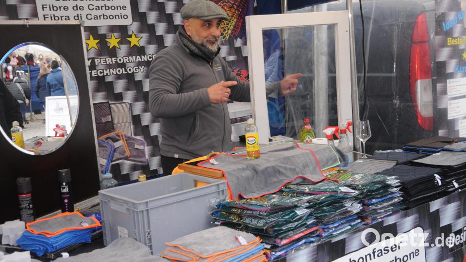 Wundertücher, die jede Scheibe erstrahlen lassen: Die Händler demonstrierten die Wirksamkeit gerne vor Publikum. Bild: ge