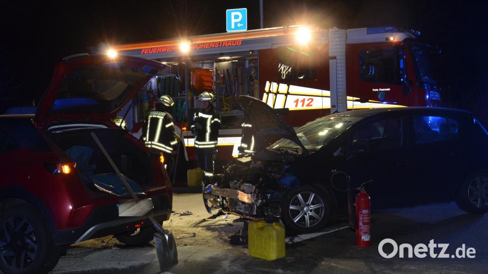Wieder einmal hat es an der Kreuzung bei der Stadthalle gekracht. Zwei Beteiligte wurden verletzt und ins Klinikum eingeliefert. Der Schaden beträgt laut Beamte der Polizeiinspektion Vohenstrauß insgesamt rund 35.000 Euro. Bild: Elisabeth Dobmayer