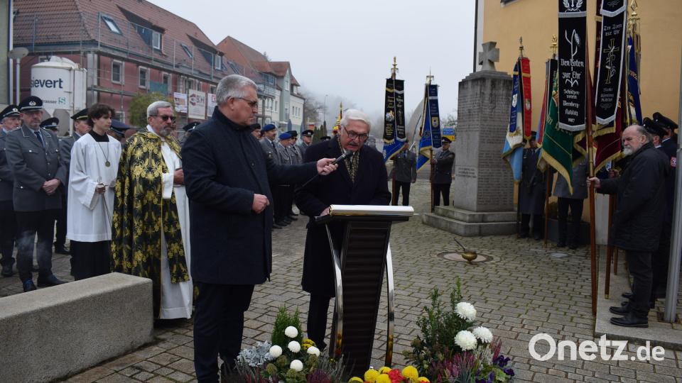 Der Bezirksverbandsvorsitzende des Volksbund Deutsche Kriegsgräberfürsorge e. V., Richard Glombitza, (Am Rednerpult) unterstrich die große Bedeutung der Mahn- und Trauerorte auch in unserer Zeit, damit die Geschichte nicht verfälscht wird. Bild: bnr