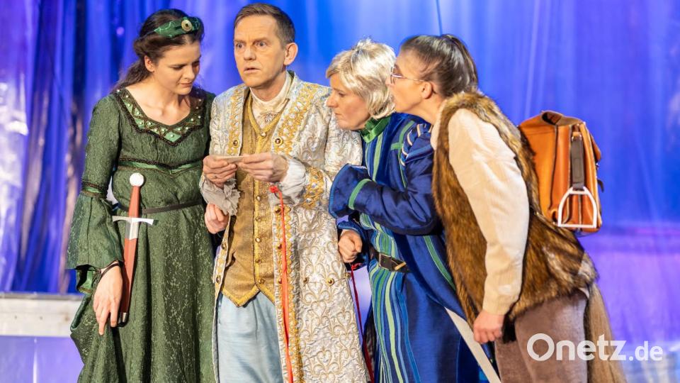 Auf der Reise durch die Märchenwelt müssen die beiden Prinzen Leander (Herbert Schicker, ZWeiter von links) und Philippe (Silke Schicker, Zweite von rechts) viele Rätsel lösen. Geholfen wird ihnen dabei von Oskar, dem Pferd (Lea Plonner rechts) und Prinzessin Lanzelotte (Laura Hopperdiezel (links). Bild: Tanja Schedl