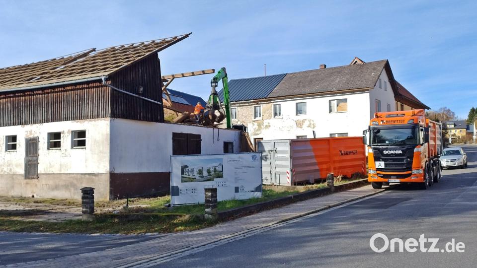 Der Abriss des Stalles am ehemaligen Lindner-Anwesen wird das Ortsbild am unteren Ende der Fichtelberger Straße gravierend - wenn auch nur vorübergehend - verändern. Das Wohnhaus bleibt bestehen und soll umgebaut werden. Der Förderbescheid wird bald erwartet. Bild: ld