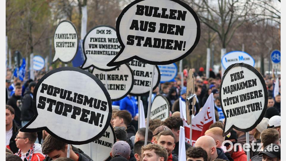 Fußballfans aus der ganzen Bundesrepublik protestieren gemeinsam in der Leipziger Innenstadt gegen strengere Sicherheitsmaßnahmen bei Fußballspielen. Bild: Jan Woitas/dpa