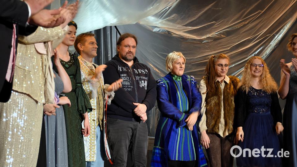 Beim Schlussapplaus wurde auch Regisseur Bernhard Neumann (Vierter von links) gefeiert. Er konnte die Premiere nur ganz zum Schluss miterleben, da er zeitgleich in einem anderen Theaterstück in Tirschenreuth mitspielte. Bild: ubb