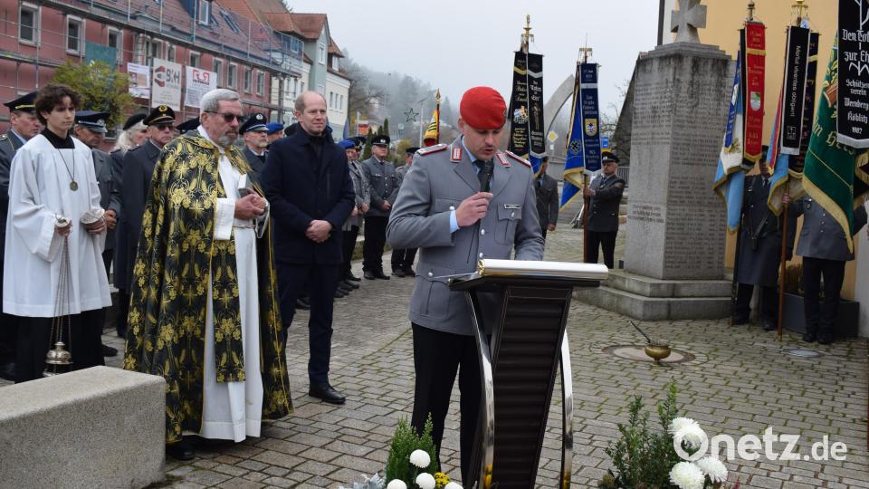 Mit einer sehr berührenden Geschichte führte Major Sambale, Chef der 3. Batterie des Pzartbtl 375, die Schrecken des Krieges vor Augen. Bild: bnr