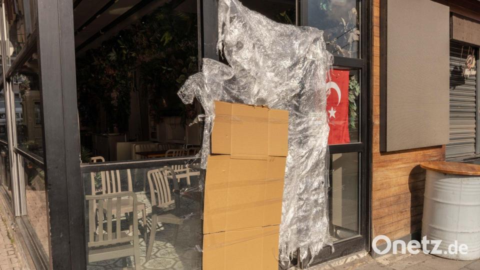 Behörden lassen ein Restaurant schließen. Bild: Ahmed Deeb/dpa