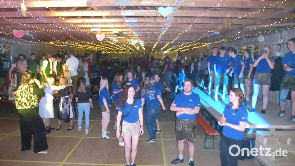 Bis spät in die Nacht standen die Feierlustigen auf Bänken und Kirwatischen. Bild: bk