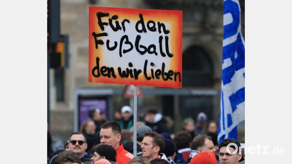 Die Botschaften der Fans waren klar. Bild: Jan Woitas/dpa