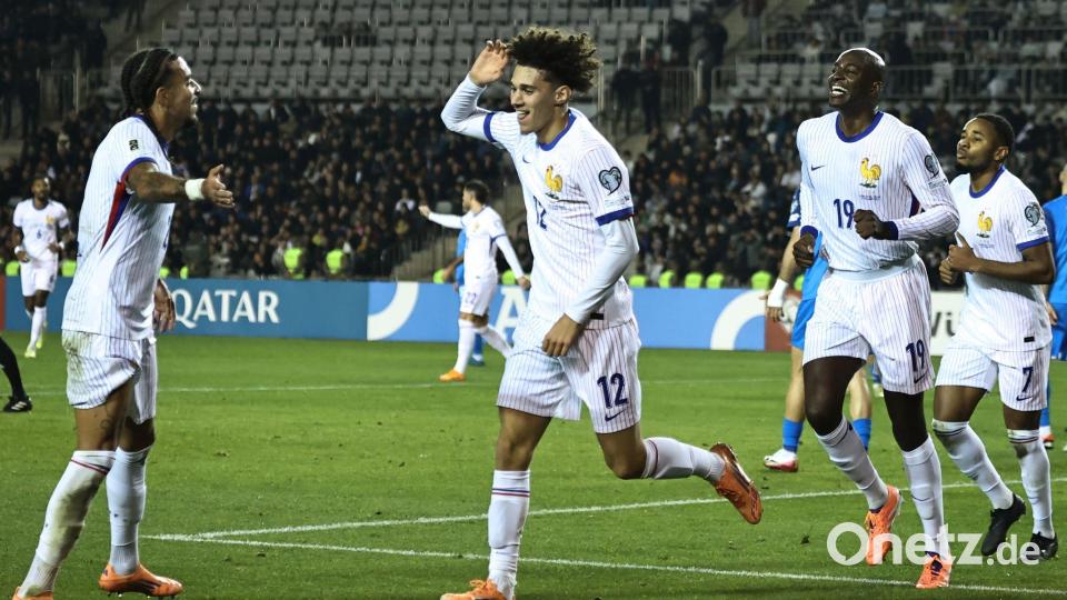 Frankreichs Maghnes Akliouche (M) traf beim französischen Sieg in Aserbaidschan. Bild: Uncredited/AP/dpa