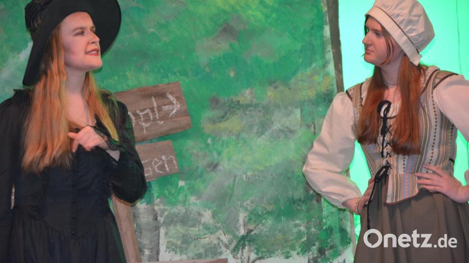 In zwei Akten zeigten die Münchenreuther das Stück „Das Geheimnis des Kapplberges“. Hier eine Szene mit der Hexe, die alles zerstören will. Bild: jr
