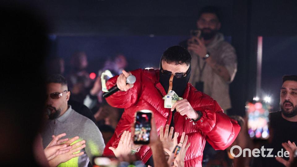 Fürs Publikum gab es Euroscheine statt Botschaften des Rappers. Bild: Hannes P. Albert/dpa