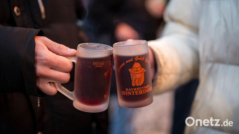 Beste Bedingungen für Glühwein sind laut Veranstalter 7 Grad und trockenes Wetter. (Archivbild) Bild: Daniel Vogl/dpa