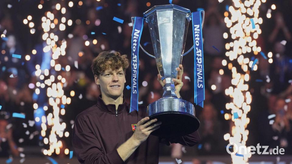 Sinner holt die Trophäe bei den ATP Finals. Bild: Antonio Calanni/AP/dpa