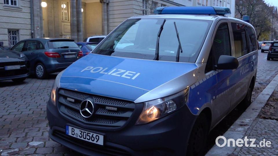 Ein Polizeiauto steht nach vermeintlichen Anschlagsandrohungen vor einer Berliner Schule. Bild: Sven Käuler/dpa