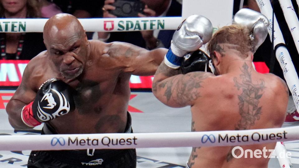 Mike Tyson (l.) und Jake Paul im Duell. (Archivfoto) Bild: Julio Cortez/AP/dpa