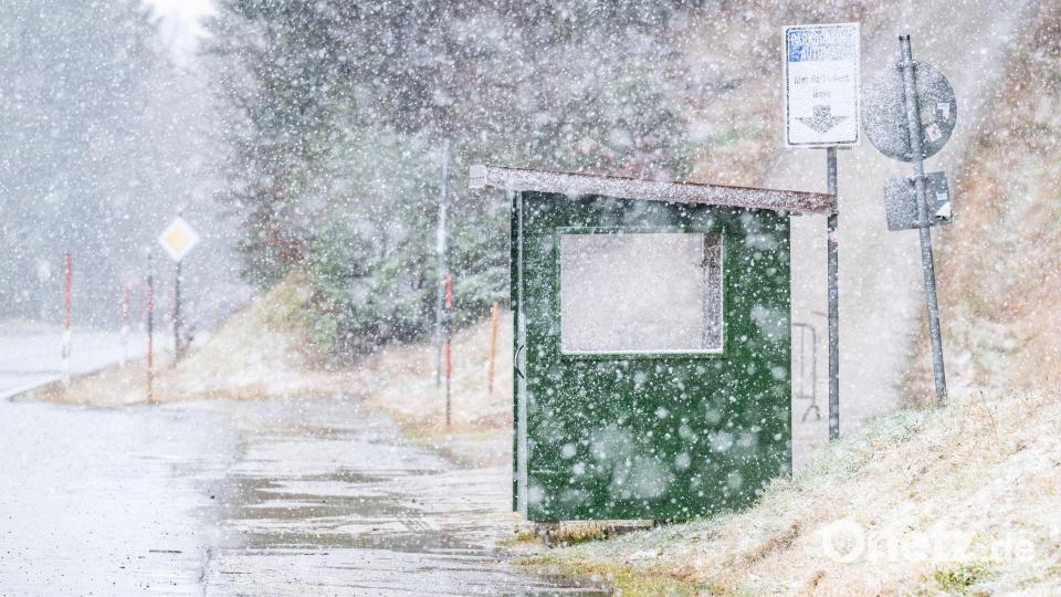 Im Bayerischen Wald fielen unter anderem am Großen Arber weiße Flocken. Bild: Armin Weigel/dpa