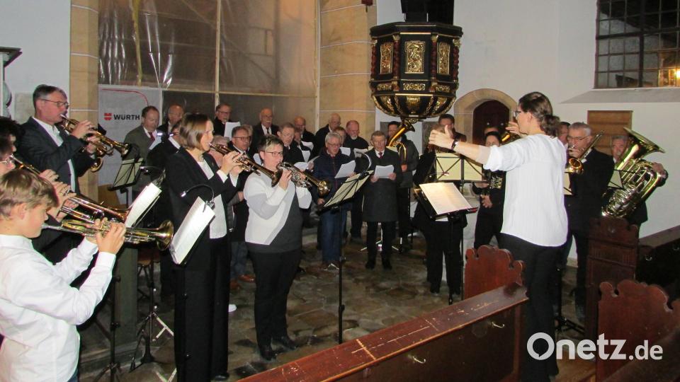 Unter Gesamtleitung von Veronika Weber (vorne) glänzten Posaunenchor und die Sänger des MGV Mantel bei der Choralauslegung &quot;Es ist gewisslich an der Zeit&quot;. Damen des Singkreises und Pfarrer Andreas Ruhs lasen die Texte. Bild: sei