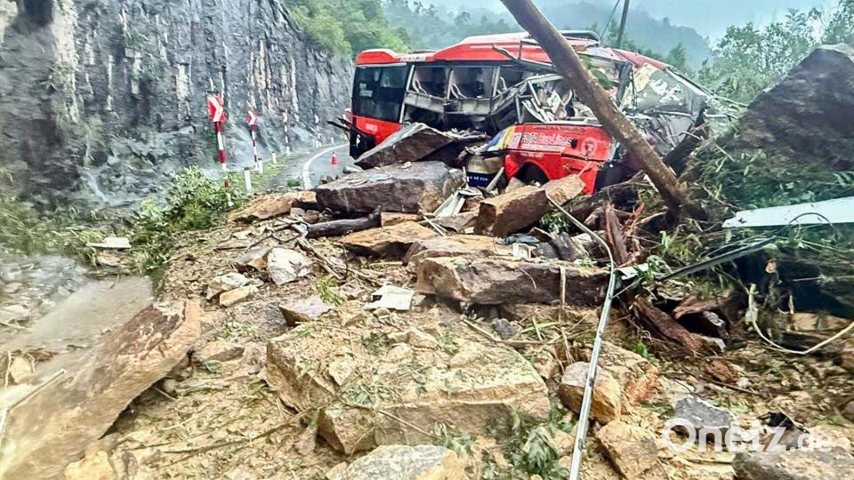 Im vorderen Teil des Busses wurden viele Passagiere eingeklemmt. Bild: Minh Bang/VNExpress via AP/dpa