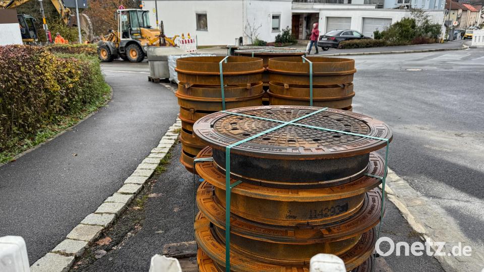 Auch die Kanalabdeckungen in der Straße werden ausgetauscht. Bild: Petra Hartl